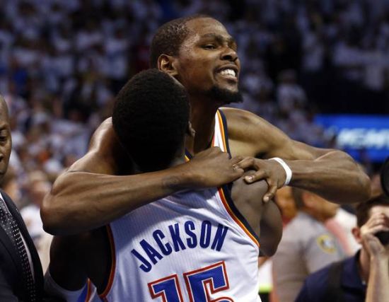 真要走了？孙兴慜在赛后领奖前多次拒绝佩戴队长袖标（离队信号？孙兴慜赛后颁奖前屡次拒绝戴队长袖标）