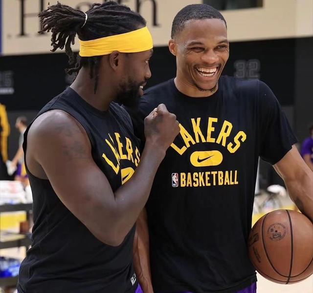 送出助攻，拉菲尼亚当选巴萨vs阿拉维斯全场最佳球员（凭借助攻，拉菲尼亚荣膺巴萨战阿拉维斯全场最佳）