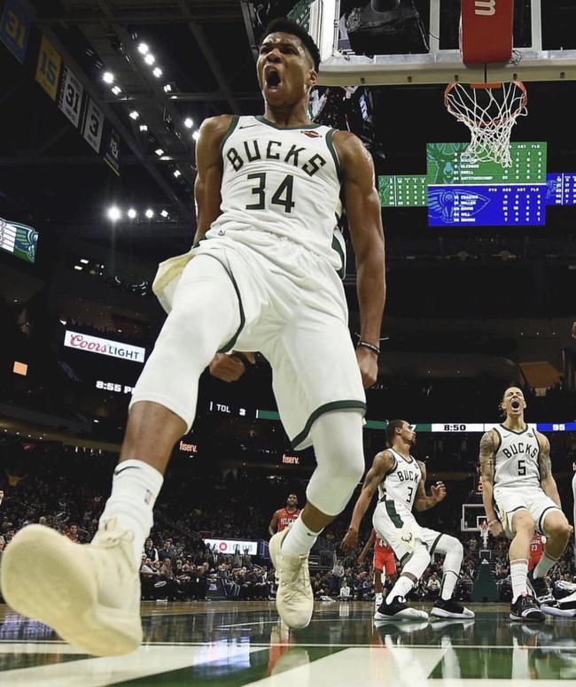 争议裁判再现！德尔塞罗担任巴萨-奥萨苏纳VAR裁判，巴萨球迷坐不住了（德尔塞罗将执掌巴萨vs奥萨苏纳VAR，争议再起引发巴萨球迷不满）