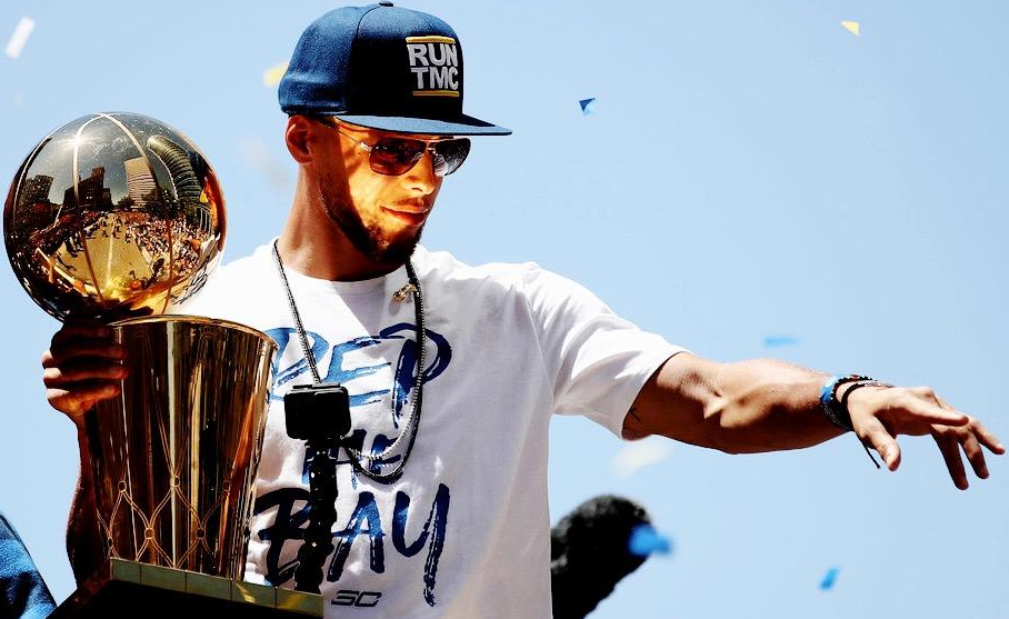 欧冠决赛用球谍照：包含白+深紫，灵感来自举办城市布达佩斯（欧冠决赛用球曝光：白与深紫配色，灵感源于举办地布达佩斯）