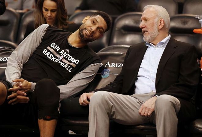 齐达内与蒯纪闻共同现身上海交大出席活动，现场教学马赛回旋（齐达内携手蒯纪闻亮相上海交大，现场示范马赛回旋）